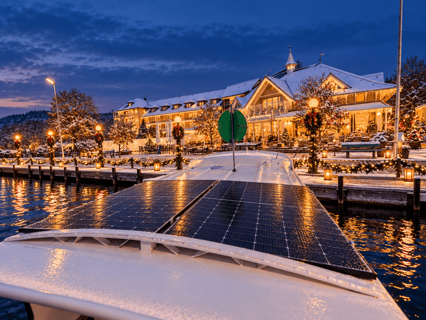 Winterliche Seepromenade mit Lichterglanz